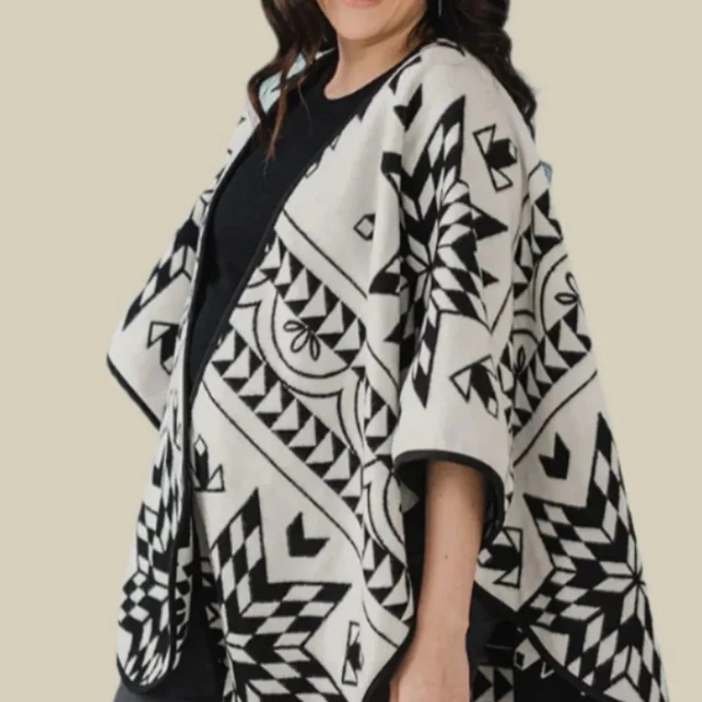 Star Indigenous Geometric Black and White Shawl - Picture 4 of 9